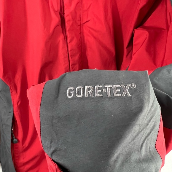 The North Face Men's Gor-Tex Ski Jacket, Red and Black, Small - Picture 5 of 10
